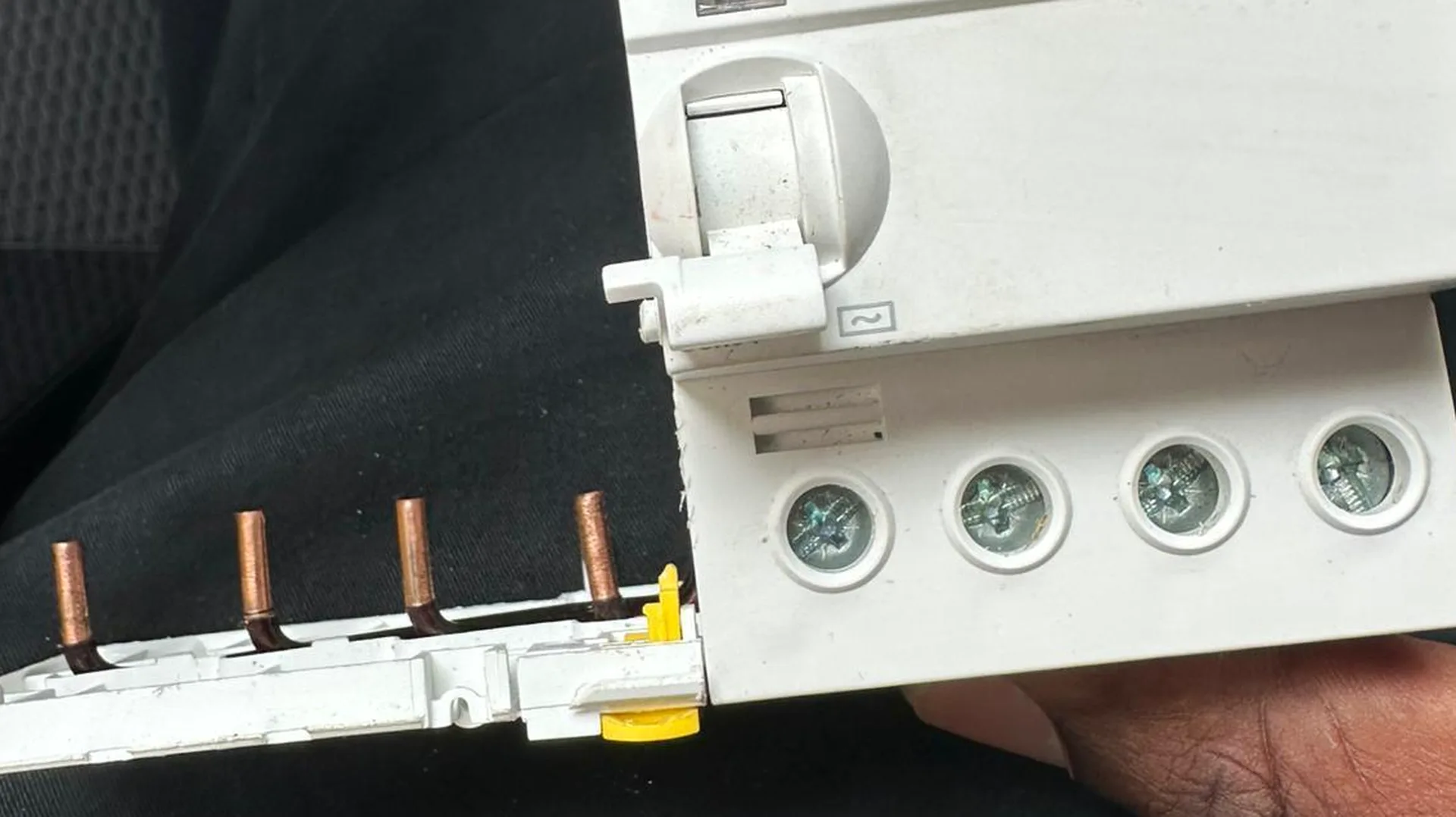 Électricien professionnel en intervention à Paris
